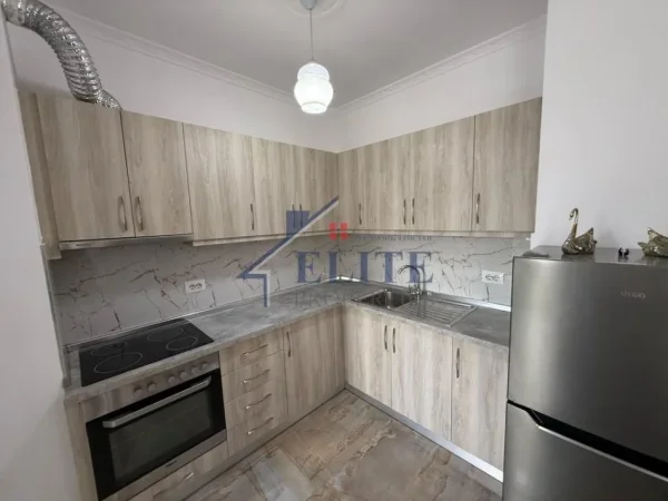 Tirane, jepet me qera apartament 1+1+Ballkon Kati 2, 65 m² 500 € (Liqeni i Thate)