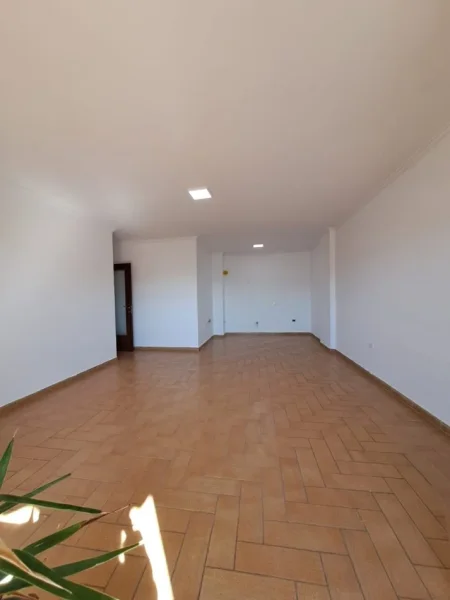 AMBJENT ZYRASH ME QERA , NE BLLOK, GARDA