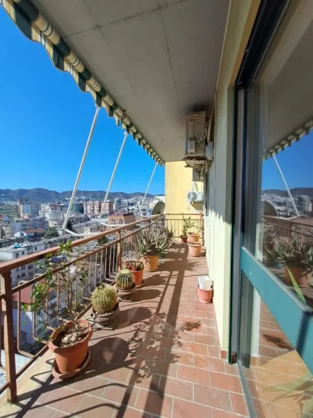 AMBJENT ZYRASH ME QERA , NE BLLOK, GARDA