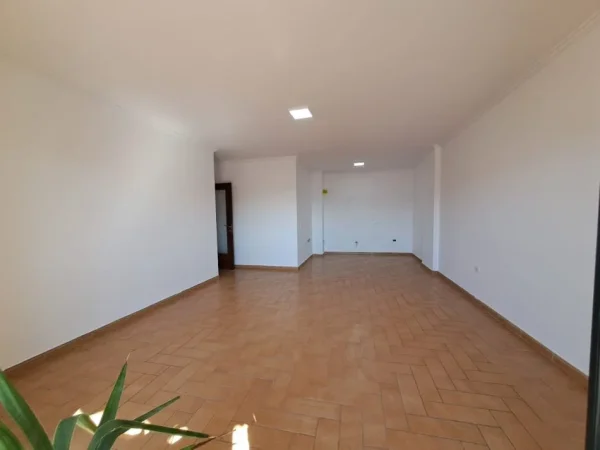 AMBJENT ZYRASH ME QERA , NE BLLOK, GARDA