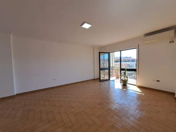 AMBJENT ZYRASH ME QERA , NE BLLOK, GARDA