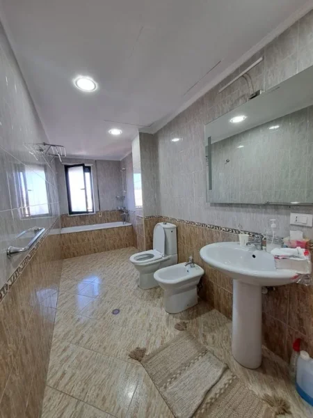 AMBJENT ZYRASH ME QERA , NE BLLOK, GARDA