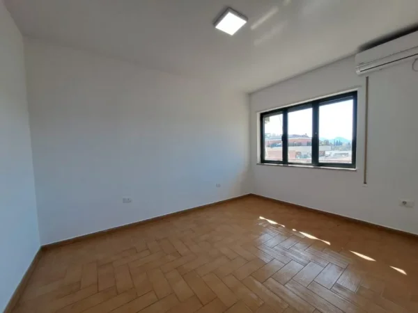 AMBJENT ZYRASH ME QERA , NE BLLOK, GARDA