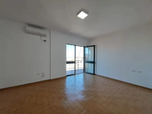 AMBJENT ZYRASH ME QERA , NE BLLOK, GARDA