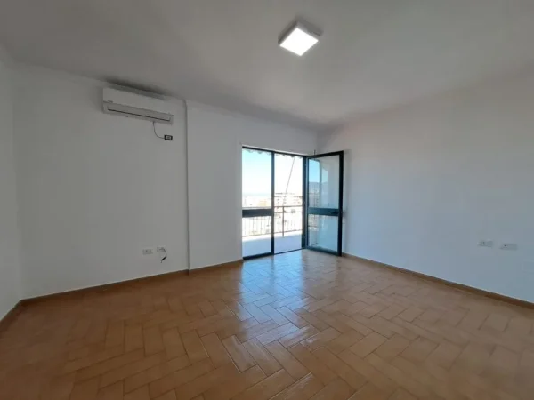 AMBJENT ZYRASH ME QERA , NE BLLOK, GARDA