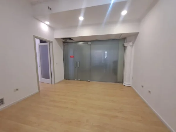 ZYRE ME QERA ,NE QENDER