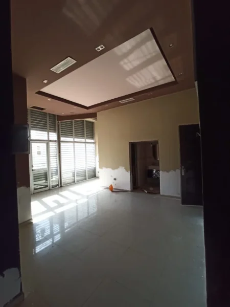 Tirane, jepet me qera ambjent biznesi Kati 0, 99 m² 1.000 € (Rruga e Durresit)