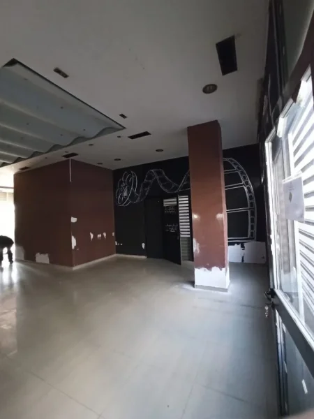 Tirane, jepet me qera ambjent biznesi Kati 0, 99 m² 1.000 € (Rruga e Durresit)