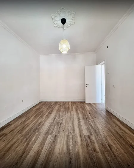 Tirane, jepet me qera apartament 2+1+Ballkon Kati 4, 78 m² 500 € (Rruga e Kavajes)