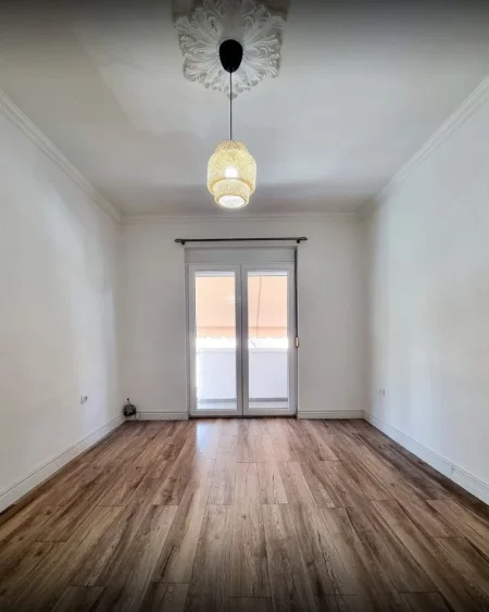 Tirane, jepet me qera apartament 2+1+Ballkon Kati 4, 78 m² 500 € (Rruga e Kavajes)
