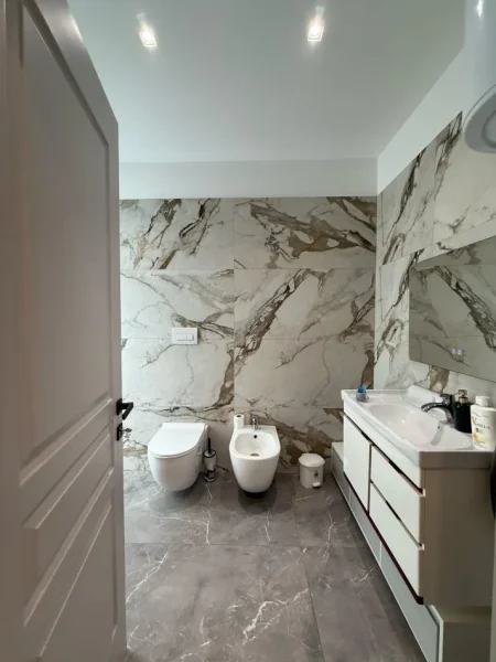 Tirane, jepet me qera apartament 2+1 Kati 1, 150 m² 1.700 € (Teg)
