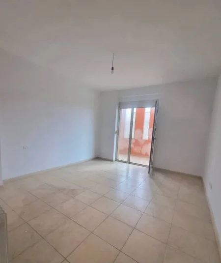 Durres, shitet apartament 3+1+Ballkon Kati 3, 134 m² 118.000 € (Rruga Pavaresia)