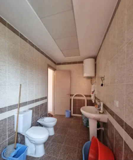 Durres, shitet apartament 3+1+Ballkon Kati 3, 134 m² 118.000 € (Rruga Pavaresia)