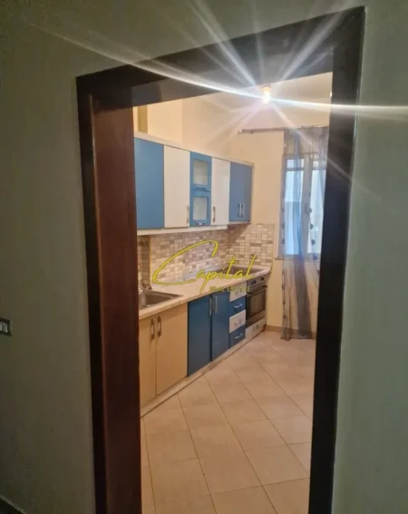 Tirane, jepet me qera apartament 2+1 Kati 3, 150 m² 500 € (RRUGA BARDHYL)