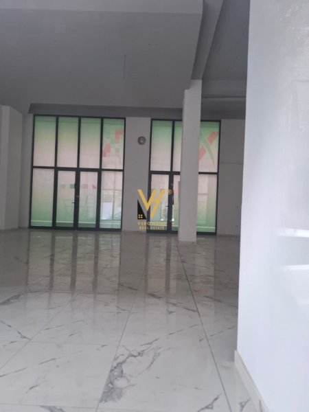 Tirane, jepet me qera dyqan Kati 0, 200 m² 2.000 € (IRFAN TOMINI)