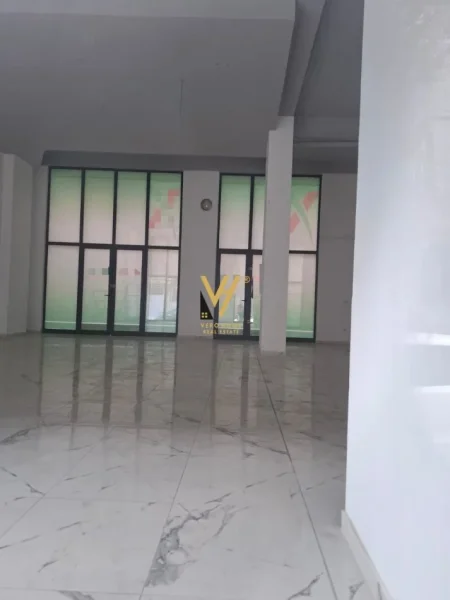 Tirane, jepet me qera dyqan Kati 0, 200 m² 2.000 € (IRFAN TOMINI)