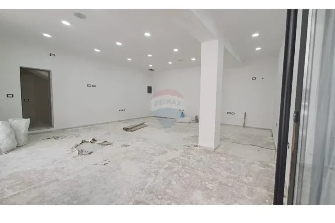 jepet me qera , 49 m² 60.000 € (Dyqan per qira te Vasil Shanto)