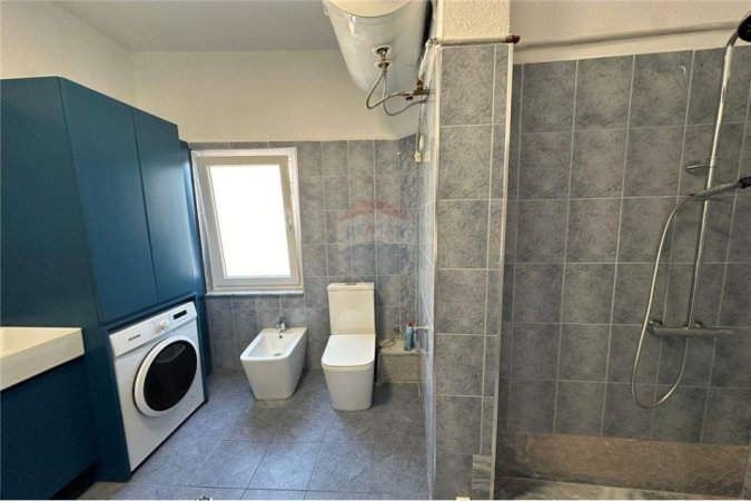 jepet me qera , 120 m² 800 € (APARTAMENT 2+1 ME KUZHINE TE VECUAR NE QENDER)