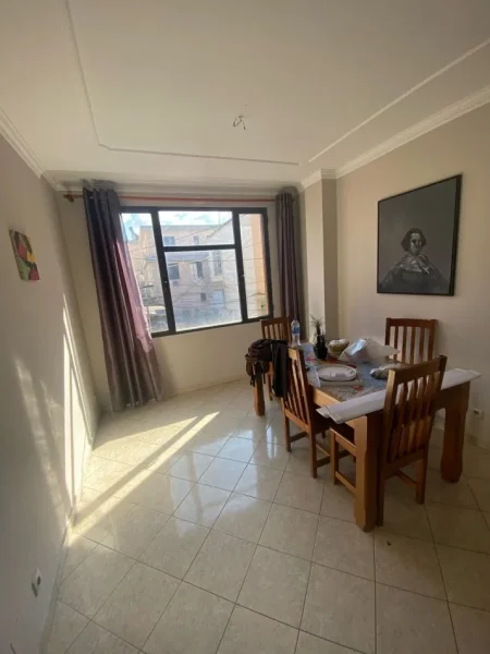 Tirane, jepet me qera ambjent biznesi Kati 1, 95 m² 600 € (rruga e kavajes)