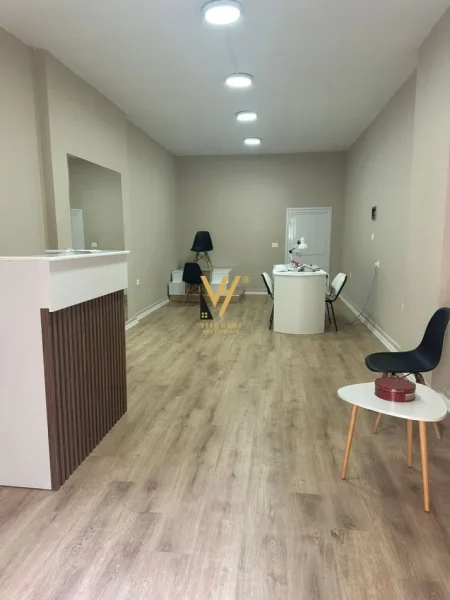 Tirane, shitet dyqan Kati 0, 41 m² 110.000 € (KOMUNA E PARISIT)