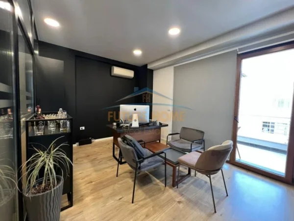 Tirane, jap me qera zyre Kati 8, 200 m² 2.500 € (Kompleksi Delijorgji)