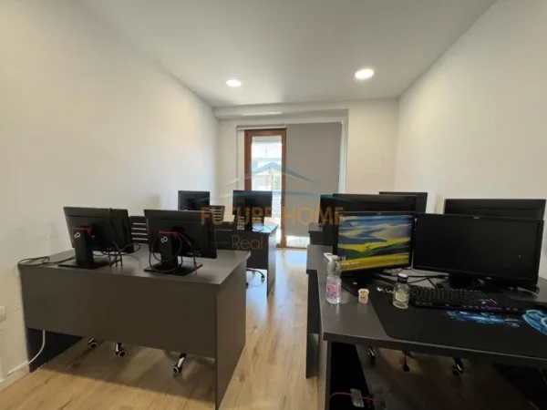 Tirane, jap me qera zyre Kati 8, 200 m² 2.500 € (Kompleksi Delijorgji)