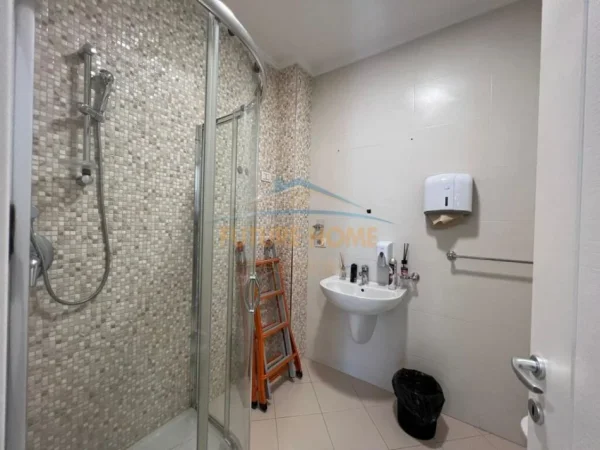 Tirane, jap me qera zyre Kati 8, 200 m² 2.500 € (Kompleksi Delijorgji)