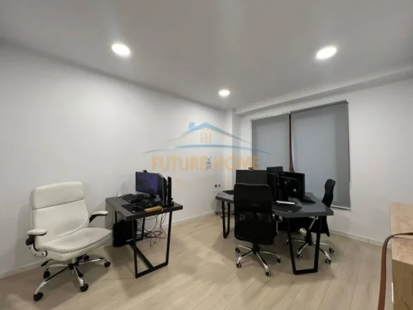 Tirane, jap me qera zyre Kati 8, 200 m² 2.500 € (Kompleksi Delijorgji)