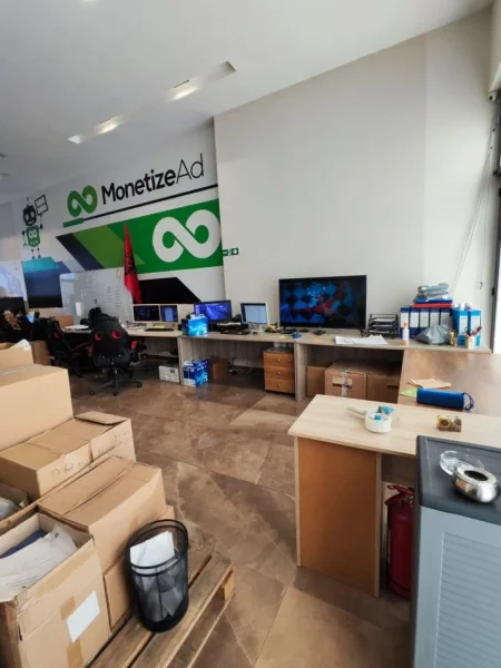 Tirane, jepet me qera dyqan Kati 0, 86 m² 900 € (FORSINA PLAKU)