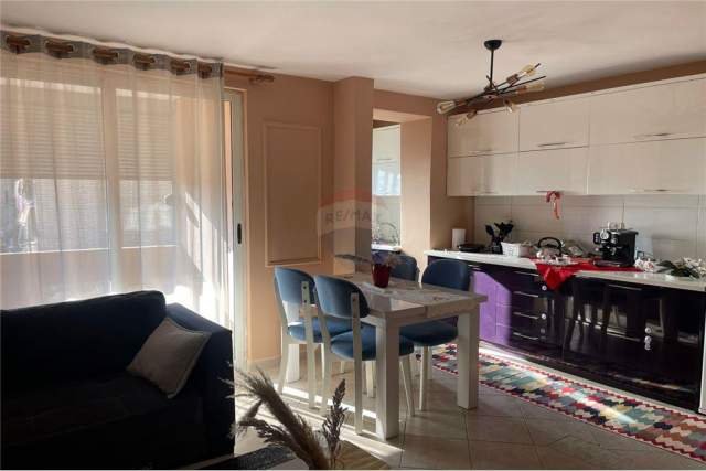 Tirane, jepet me qera apartament 1+1+BLK Kati 3, 60 m² 370 Euro (brryli)