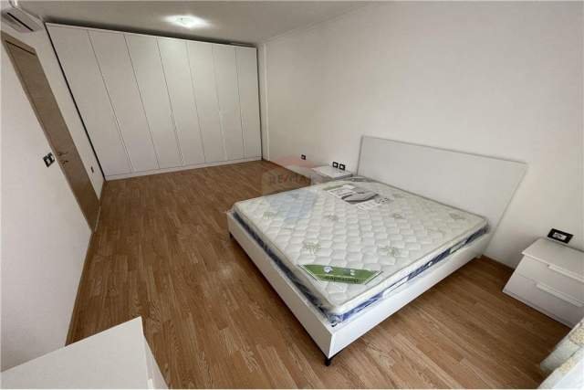 Tirane, jepet me qera apartament 2+1 Kati 5, 115 m² 400 Euro (Rruga Xhanfize Keko - Porcelan)