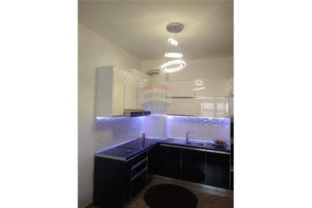 Tirane, jepet me qera apartament 2+1 Kati 10, 76 m² 450 Euro (Fusha e Aviacionit)