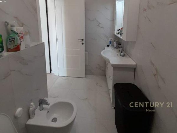 Tirane, jepet me qera apartament 700 €  (rruga e kosovareve)