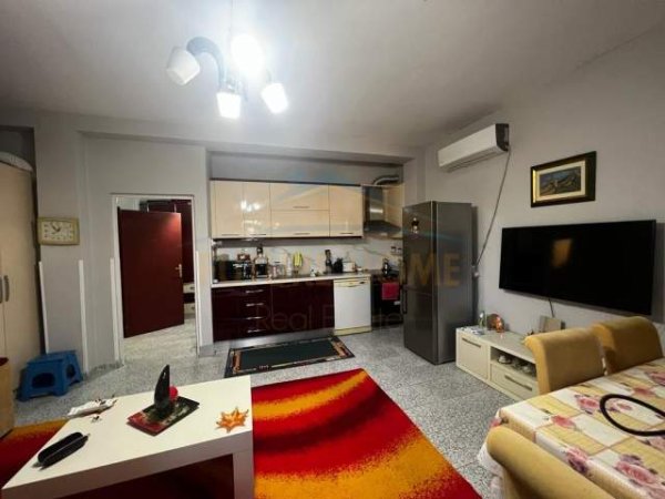 Tirane, jepet me qera apartament 1+1+BLK Kati 2, 75 m² 400 Euro (rruga 28 nentori)
