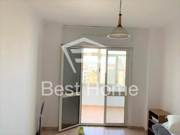 Tirane, jepet me qera zyre Kati 8, 145 m² 600 Euro (Bulevardi Zhan D’Ark, prane Ministrise se Jashtme)