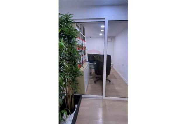 Tirane, jepet me qera ambjent biznesi Kati 3, 450 m² 7.770 Euro (sheshi willson)