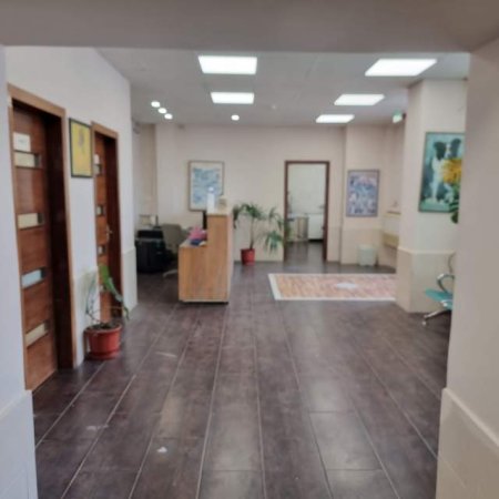 Tirane, jepet me qera ambjent biznesi Kati 2, 650 m² 2.000 Euro (Kombinat afer Policis)