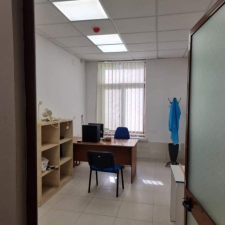 Tirane, jepet me qera ambjent biznesi Kati 2, 650 m² 2.000 Euro (Kombinat afer Policis)