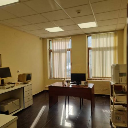 Tirane, jepet me qera ambjent biznesi Kati 2, 650 m² 2.000 Euro (Kombinat afer Policis)