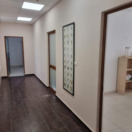 Tirane, jepet me qera ambjent biznesi Kati 2, 650 m² 2.000 Euro (Kombinat afer Policis)