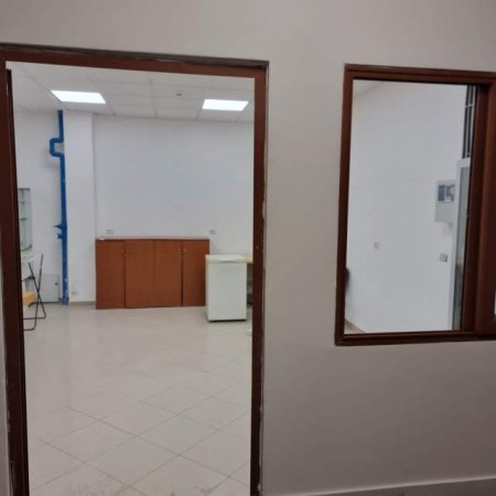 Tirane, jepet me qera ambjent biznesi Kati 2, 650 m² 2.000 Euro (Kombinat afer Policis)