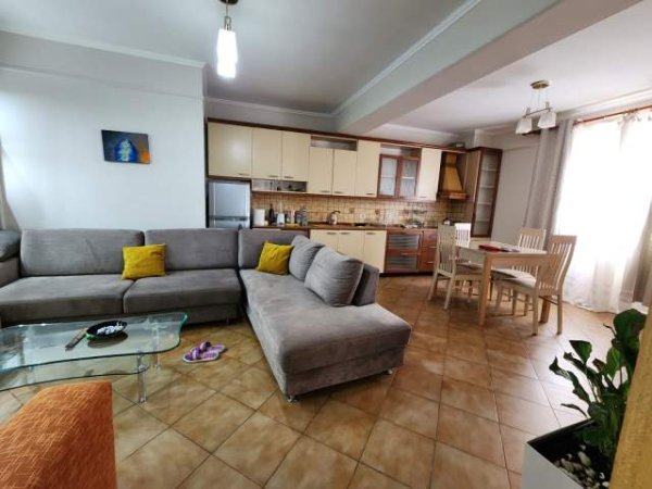 Myslym Shyri, Apartament 2+1 me Qira, 60.000 Leke
