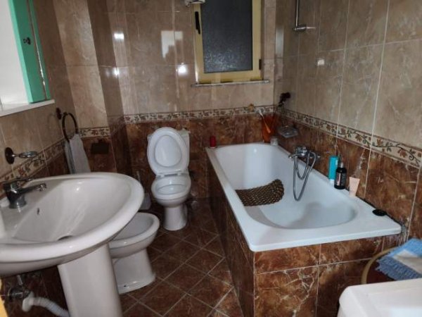 Myslym Shyri, Apartament 2+1 me Qira, 60.000 Leke