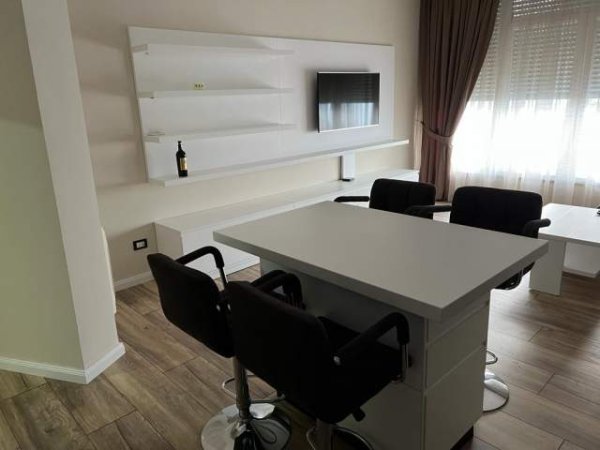 Tirane, jepet me qera apartament 2+1+BLK Kati 2, 120 m² 700 Euro (Kopshti Botanik)