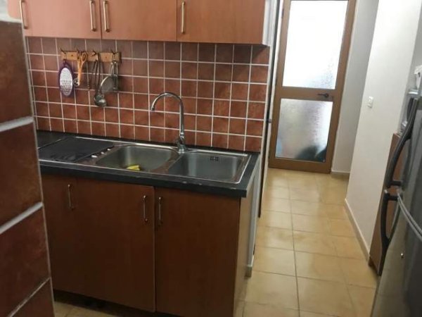 Tirane, jepet me qera apartament 2+1 Kati 1, 85 m² 600 Euro (rruga Idriz Dollaku)