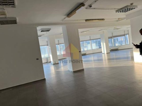 Tirane, jepet me qera zyre Kati 5, 256 m² 3.100 Euro (Rruga e Dibres)