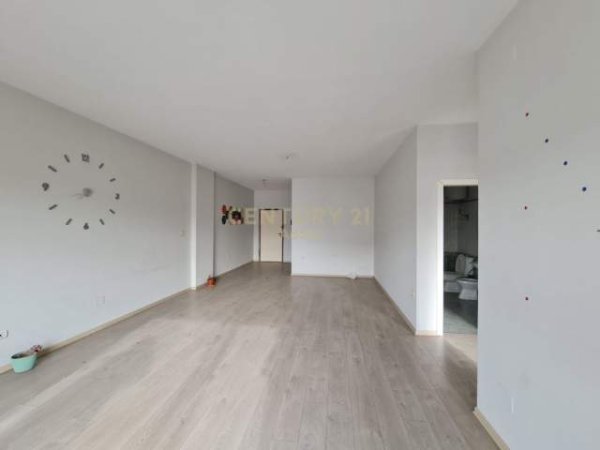 Tirane, jepet me qera zyre Kati 9, 140 m² 1.000 Euro (Blloku)