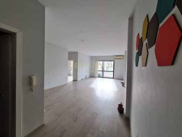 Tirane, jepet me qera zyre Kati 9, 140 m² 1.000 Euro (Blloku)