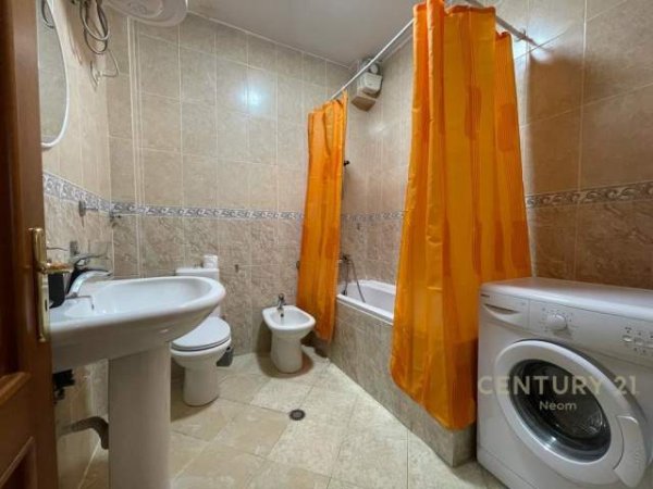 Tirane, jepet me qera apartament 2+1 Kati 8, 800 Euro
