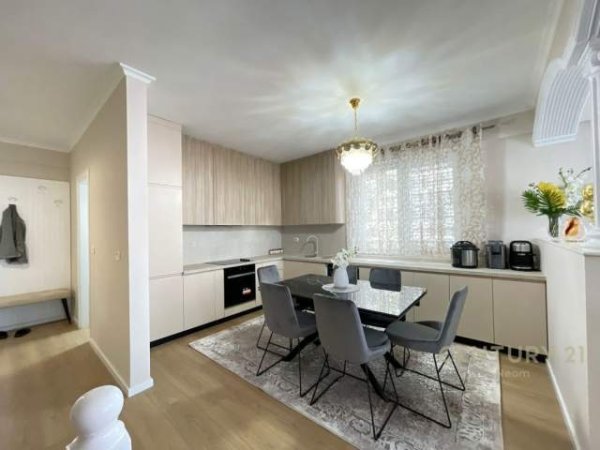 Tirane, jepet me qera apartament duplex 4+1 1.500 Euro (kodra e diellit)